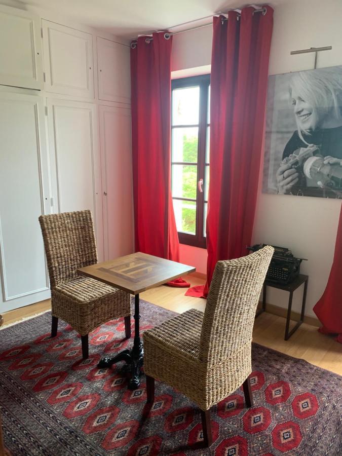 La Maison Carrée - Studios de charme - kitchenette - Climatisation&Piscine chauffée Les Eyzies Extérieur photo